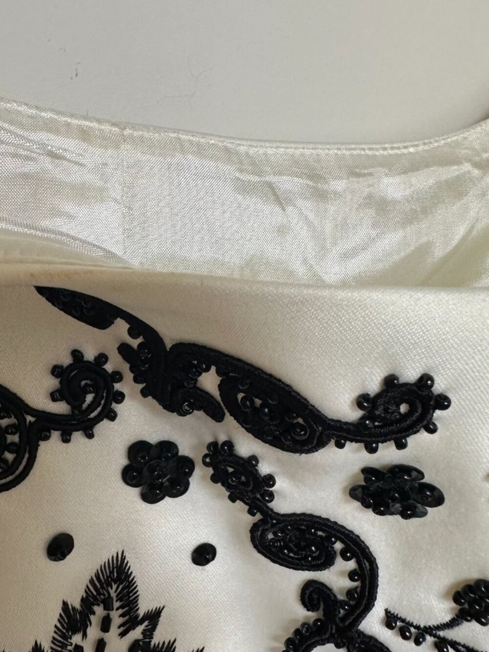 Vintage Sandra Darren Ivory & Black Beaded Embroidered Tank Top Size 8 🖤✨ - Picture 7 of 9
